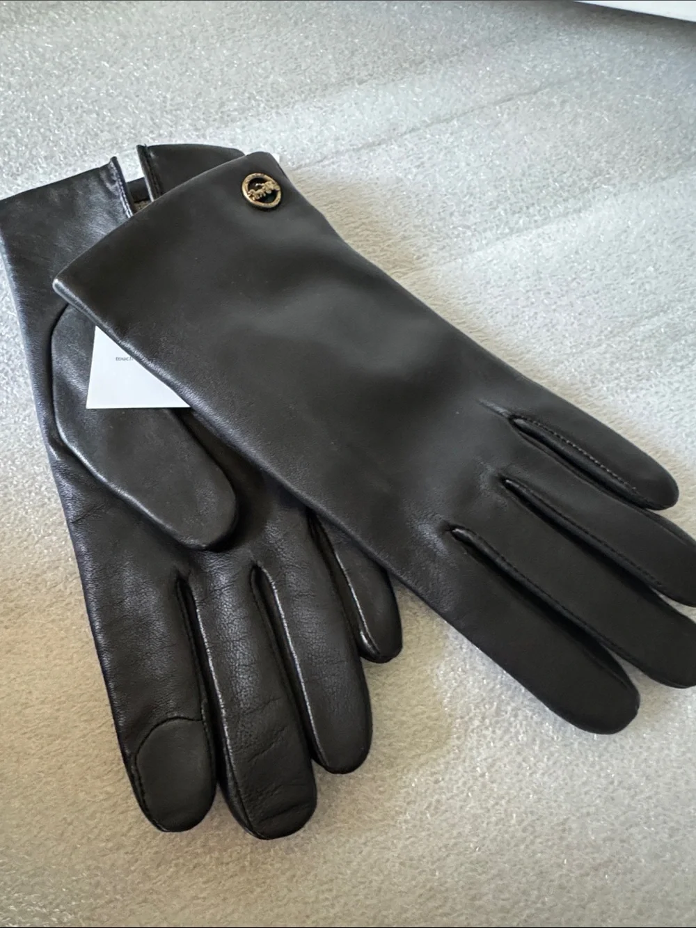 NWT Coach Ladies Smooth Tech  Leather Gloves in Black with Signature Button